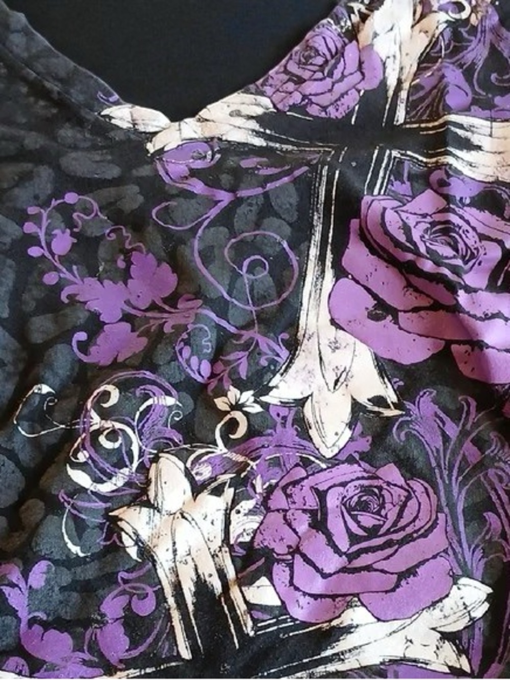 🔮Black Women's Short-Sleeve Tee with Purple Rose & Cross Graphic - Picture 2 of 5